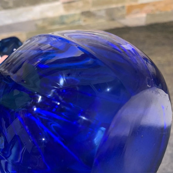 VINTAGE | Blue Glass Ruffle Vase - Picture 5 of 7